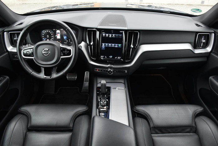Volvo XC60 B5 AWD R-Design REZERVACE