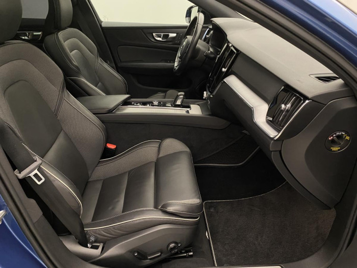 Volvo V60 B6 AWD R-DESIGN REZERVACE