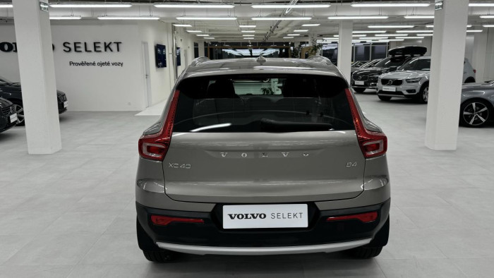 Volvo XC40 B4 MOMENTUM REZERVACE 2.0 Momentum