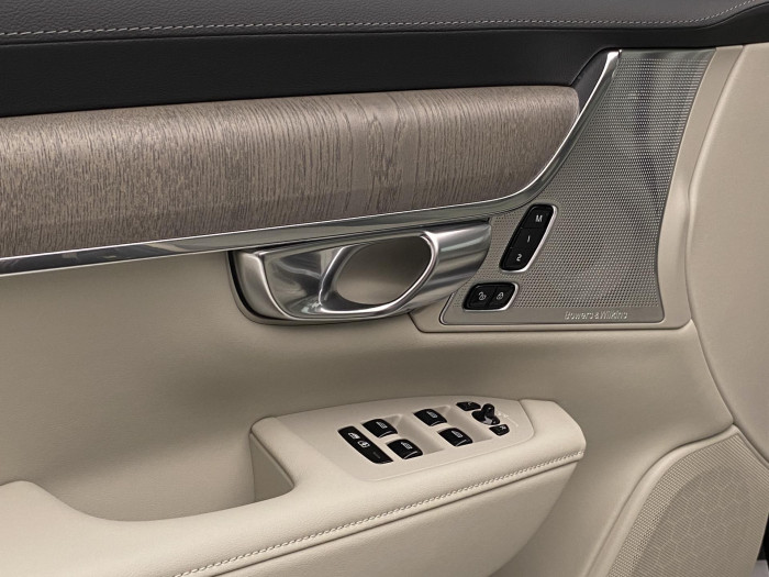 Volvo V90 T8 AWD Plug-in DARK ULTRA