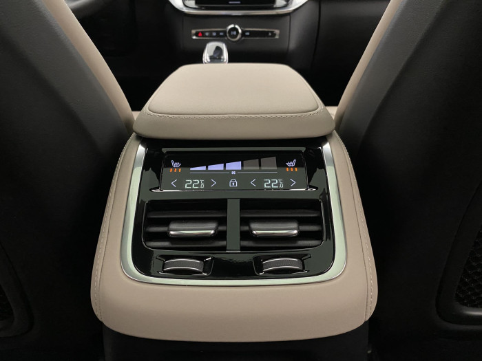 Volvo XC90 T8 AWD RECHARGE DARK ULTRA 7