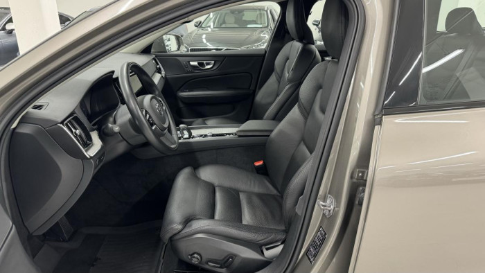 Volvo V60 CROSS COUNTRY B4 REZERVACE