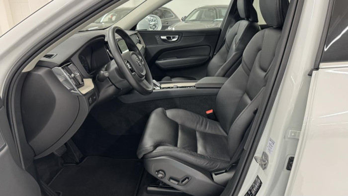 Volvo XC60 B5 AWD INSCRIPTION REZERVACE