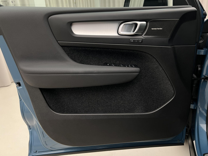 Volvo XC40 B3 PLUS DARK AUT CZ 1.maj.