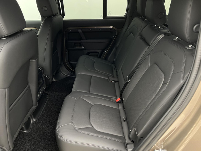 Land Rover Defender 110 D250 X-Dyn SE REZERVACE 3.0 d SE