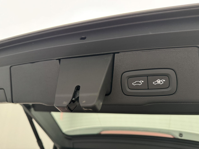 Volvo XC60 B5 AWD PLUS DARK CZ 1.maj