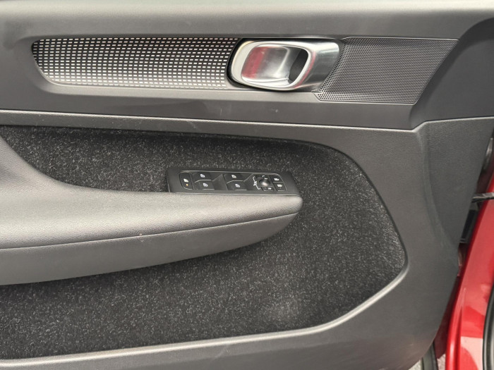 Volvo XC40 T3 R-DESIGN AUT REZERVACE