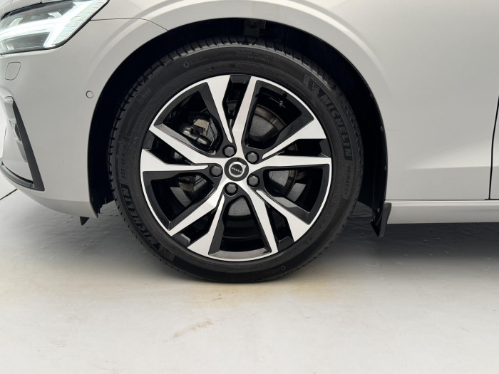 Volvo V60 B4 PLUS DARK 1.maj