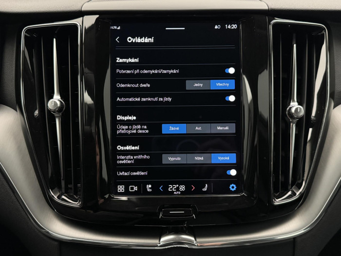 Volvo XC60 B4 AWD CORE CZ 1. maj