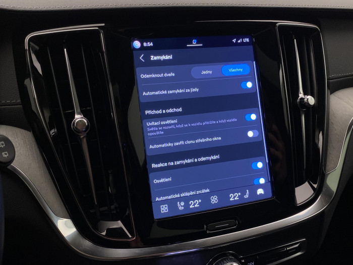 Volvo V60 T8 AWD PLUG-IN BRIGHT ULTRA CZ