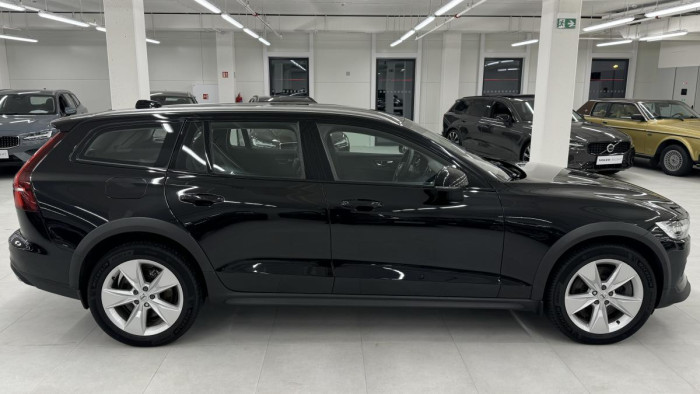 Volvo V60 B4 CROSS COUNTRY REZERVACE