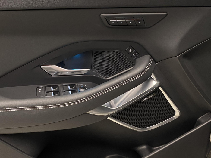 Jaguar E-Pace AWD R-DYNAMIC SE REZERVACE 2.0 Dynamic SE