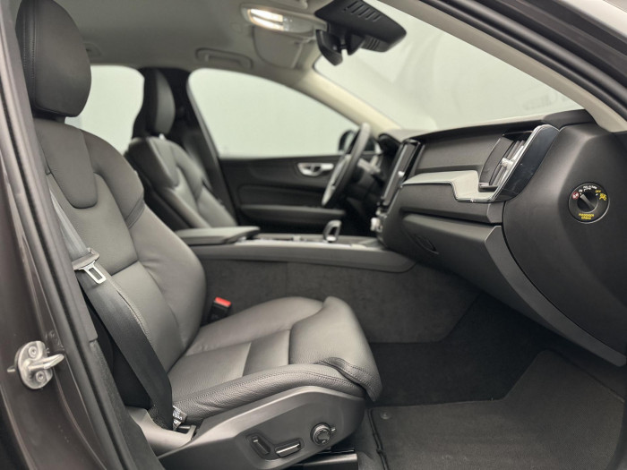 Volvo XC60 B5 AWD PLUS DARK AUT CZ 1.maj.