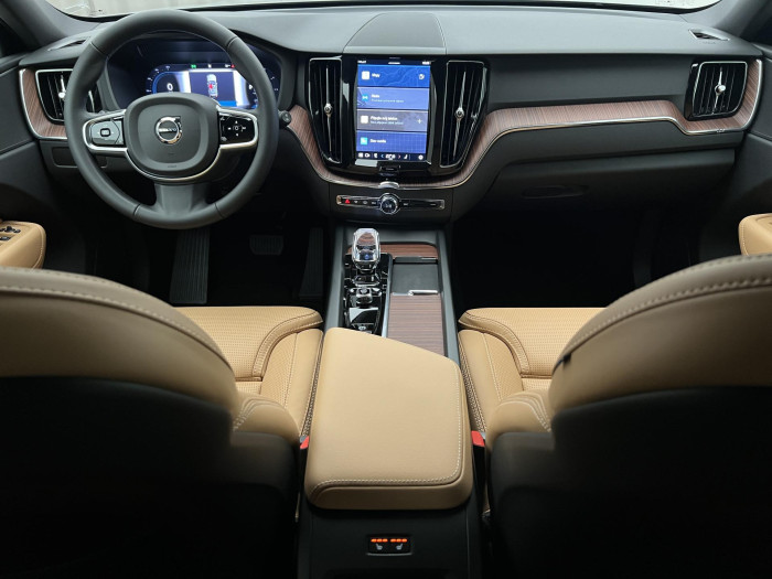 Volvo XC60 B4 AWD PLUS DARK AUT CZ