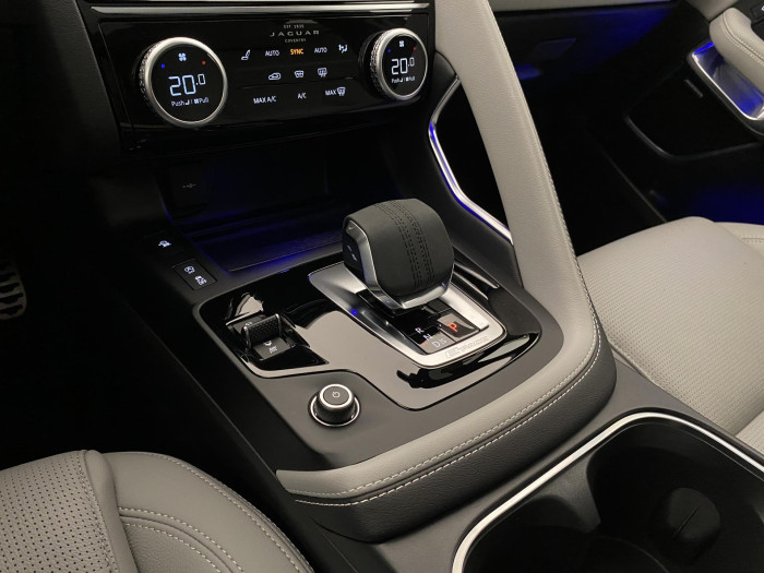 Jaguar E-Pace P250 SE  R-DYNAMIC REZERVACE 2.0 SE Dynamic