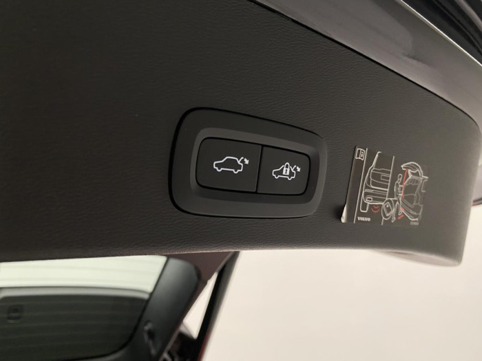 Volvo XC40 B4 MOMENTUM AUT REZERVACE 2.0 Momentum
