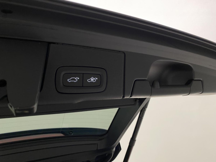 Volvo XC60 B5 AWD ULTIMATE AUT REZERVACE