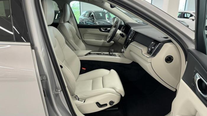 Volvo XC60 B4 CORE NEZÁVISLÉ TOPENÍ AUT