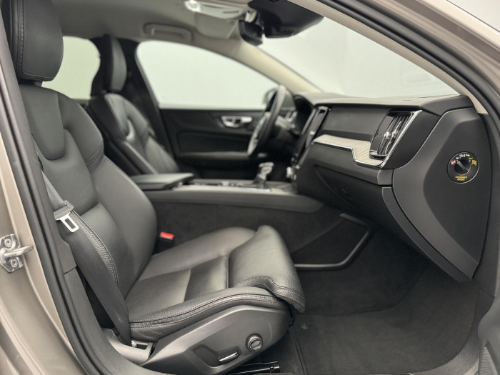 Volvo V60 CC D4 AWD MOMENTUM REZERVACE 2.0 d CC CC Momentum