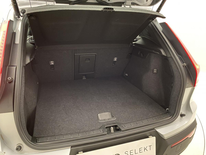 Volvo XC40 B4 MOMENTUM AUT REZERVACE 2.0 Momentum