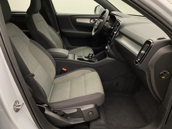 Volvo XC40 B4 MOMENTUM AUT REZERVACE 2.0 Momentum