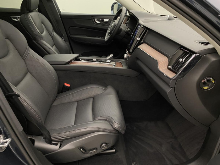 Volvo XC60 B5 AWD ULTIMATE AUT REZERVACE