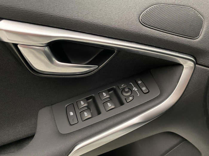Volvo V40 D2 MOMENTUM AUT REZERVACE 2.0 d Momentum