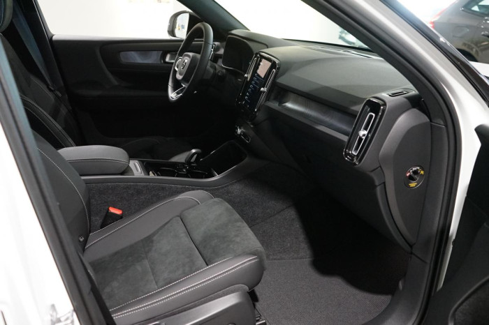 Volvo XC40 PURE ELECTRIC TWIN - Rezervace