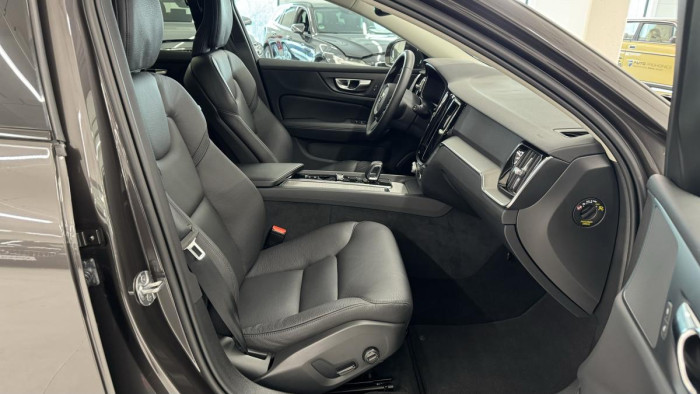 Volvo V60 CROSS COUNTRY B4 AWD REZERVACE