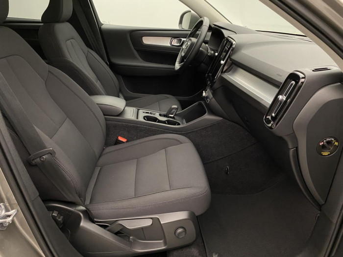 Volvo XC40 B4 AWD MOMENTUM AUT REZERVACE 2.0 Momentum