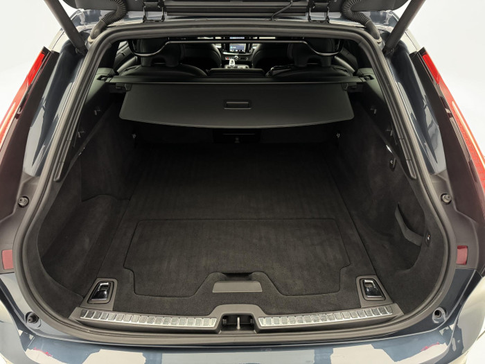 Volvo V90 T8 AWD RECHARGE REZERVACE