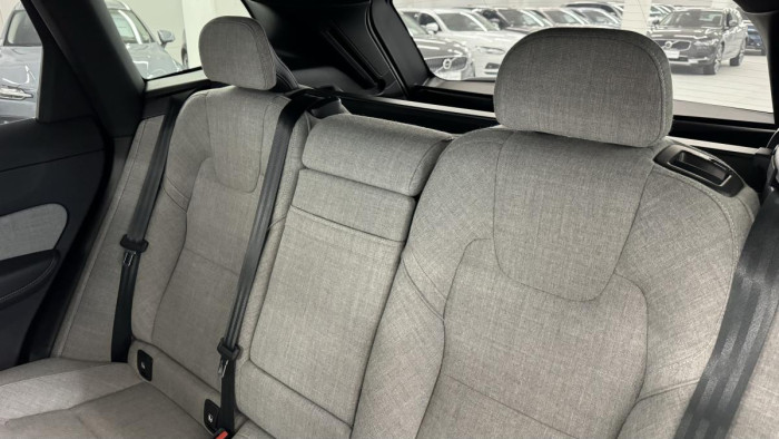 Volvo XC60 B6 AWD INSCRIPTION REZERVACE