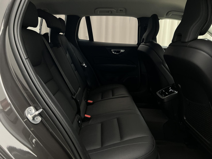Volvo V60 B4 PLUS DARK AUT 1.maj.