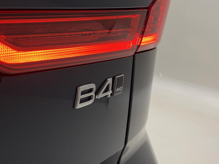 Volvo XC60 B4 AWD ULTIMATE AUT REZERVACE