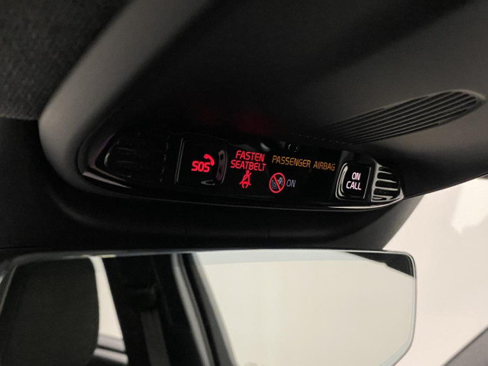 Volvo XC40 B4 R-DESIGN AUT REZERVACE