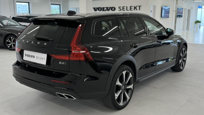 Volvo V60 B4 CROSS COUNTRY REZERVACE