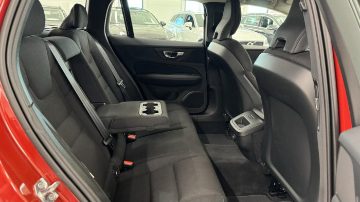 Volvo V60 B4 MOMENTUM AUT REZERVACE 2.0 Momentum
