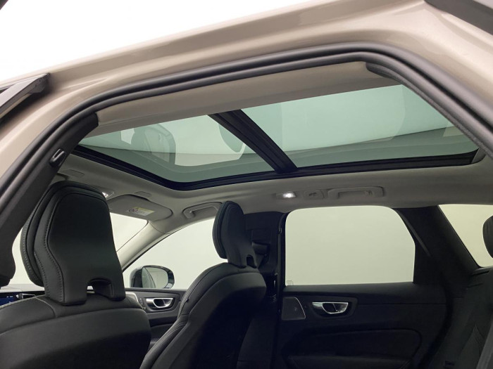 Volvo XC60 B5 AWD ULTIMATE REZERVACE
