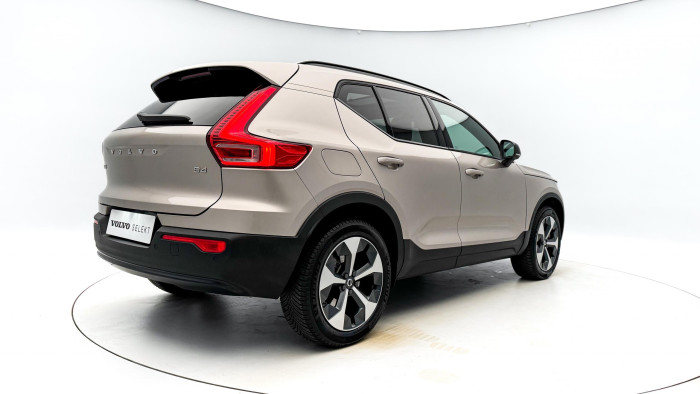 Volvo XC40 B4 ULTIMATE DARK REZERVACE
