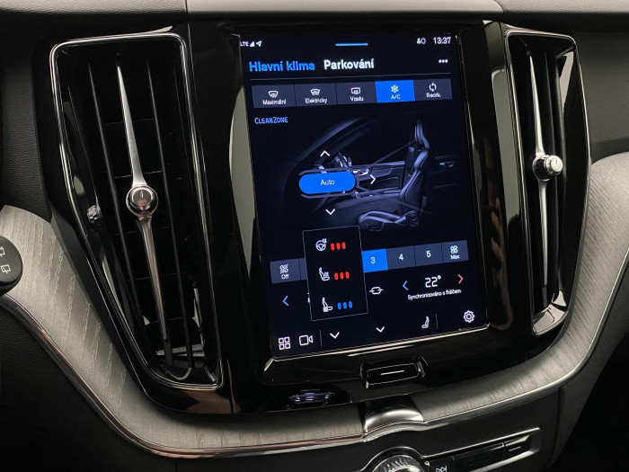 Volvo XC60 B5 AWD PLUS DARK REZERVACE