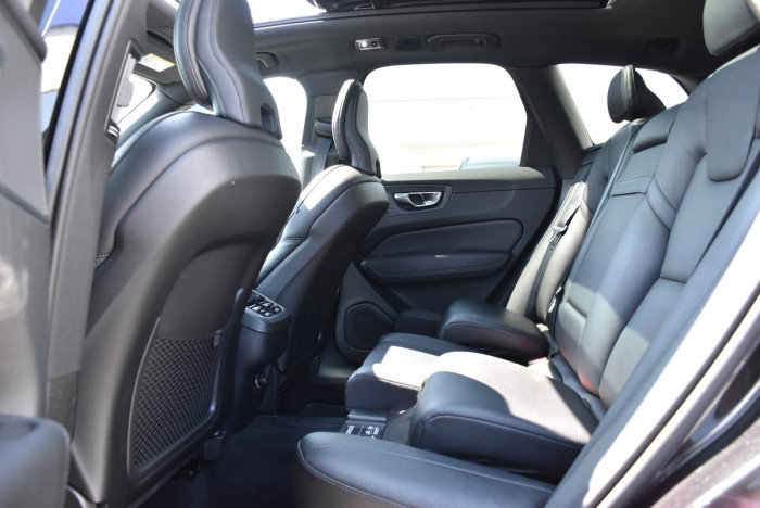 Volvo XC60 T6 AWD R-DESIGN REZERVACE