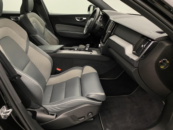 Volvo XC60 B5 AWD R-DESIGN REZERVACE