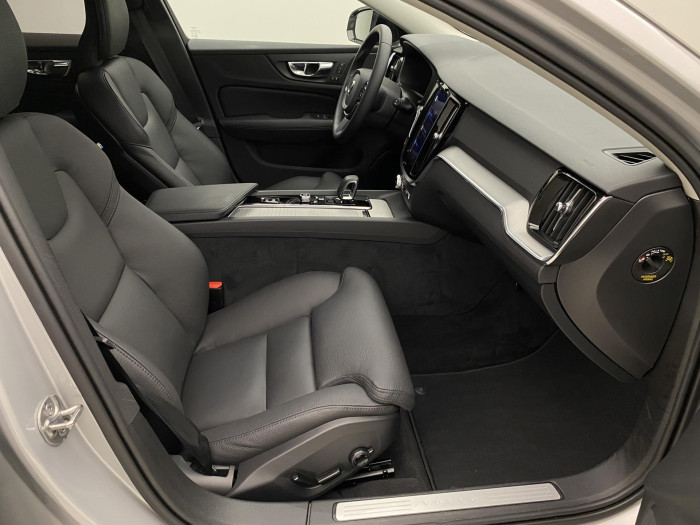 Volvo V60 B4 PLUS DARK AUT 1.maj