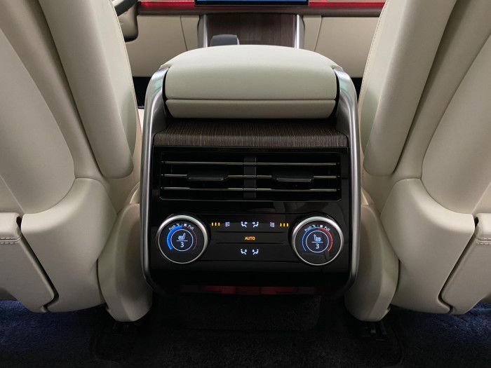 Land Rover Range Rover P550e AUTOBIOGRAPHY SWB