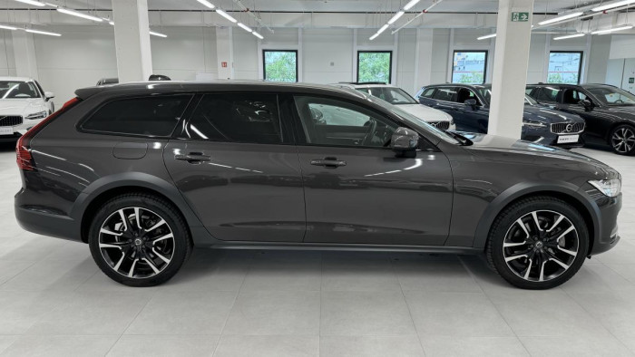 Volvo V90 CROSS COUNTRY B5 REZERVACE
