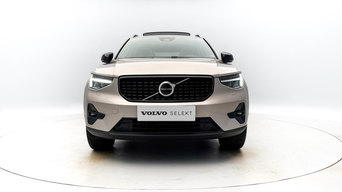 Volvo XC40 B4 ULTIMATE DARK REZERVACE