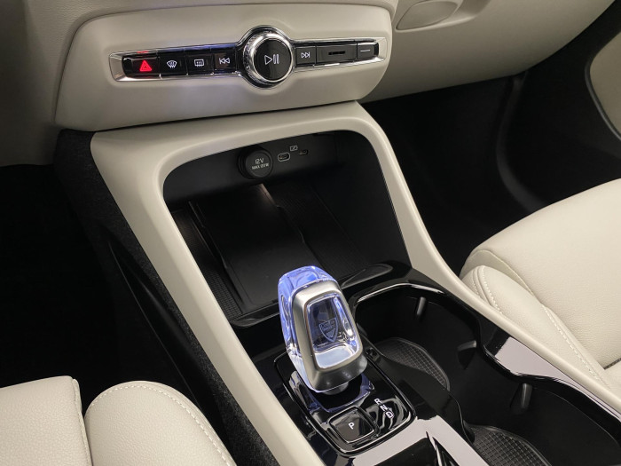 Volvo XC40 B4 DARK PLUS REZERVACE