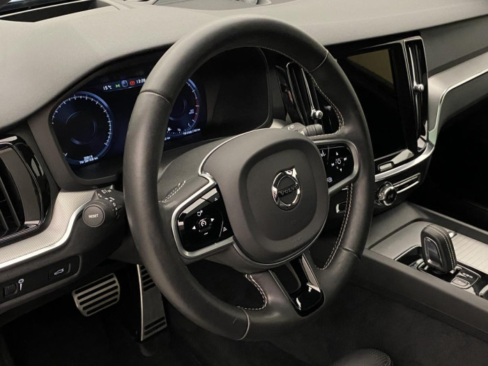 Volvo V60 B6 AWD R-DESIGN AUT REZERVACE
