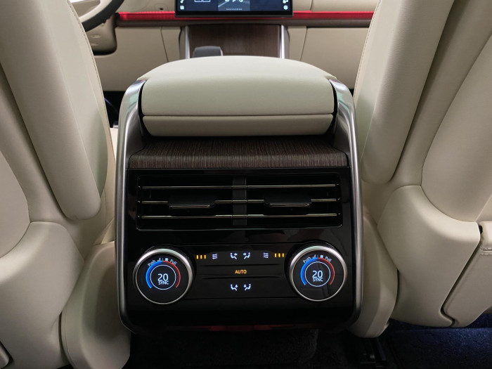 Land Rover Range Rover P550e AUTOBIOGRAPHY SWB