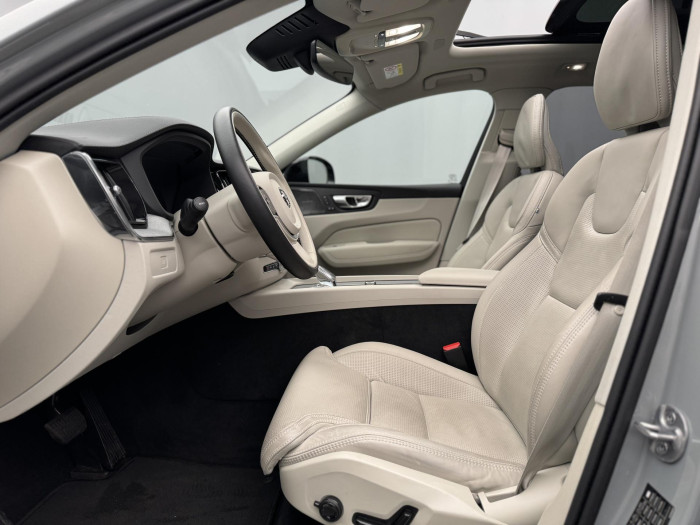 Volvo XC60 B5 AWD DARK ULTRA REZERVACE